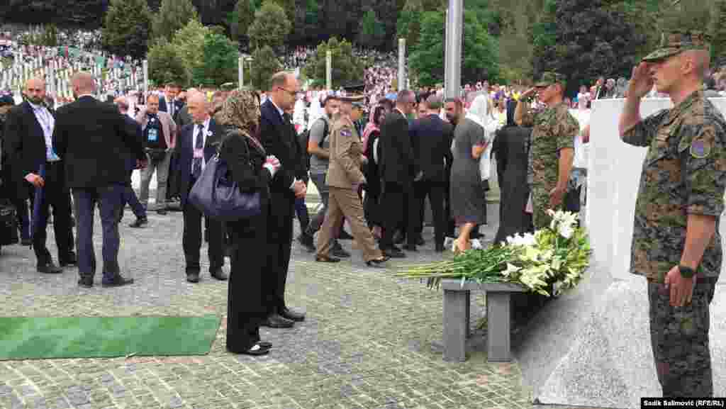 Visoki predstavnik u BiH Christian Schmidt kazao je da je po dolasku u Srebrenicu osjetio snažan teret. &quot;To je i teret neuspjeha međunarodne zajednice da zaštiti ove ljude&quot;, kazao je Schmidt.