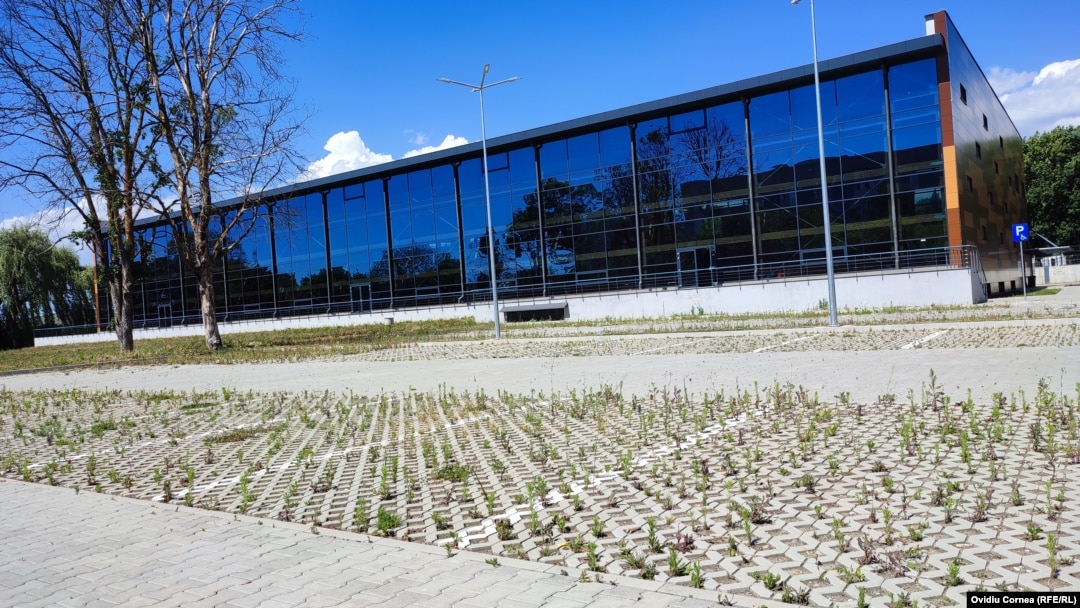 Bazinul olimpic din Târgu-Mureș a fost inaugurat cu fast în iulie 2021, în urma unei investiții de peste 50 de milioane de lei. Omologat între timp, pentru competiții naționale și internaționale, este încă închis, din cauza unor probleme birocratice. 