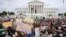 P|rotestatari ăn fașa Curții Supreme de la Washington, 24 iunie 2022.