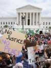 Демонстрантите се собираат пред Врховниот суд во Вашингтон, петок, 24 јуни 2022 година. Врховниот суд ја прекина уставната заштита за абортусот што беше во сила речиси 50 години.