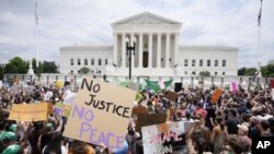Демонстрантите се собираат пред Врховниот суд во Вашингтон, петок, 24 јуни 2022 година. Врховниот суд ја прекина уставната заштита за абортусот што беше во сила речиси 50 години.