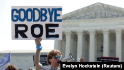 Активисти против абортусот пред Врховниот суд на Соединетите Држави во Вашингтон, 13 јуни 2022