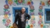 Në 'Fshatin e pikturuar' të Ukrainës teksa lufta po afrohet