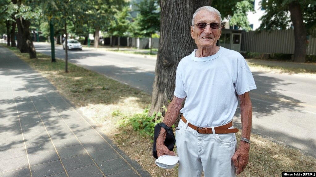 "Da vam iskreno kažem, ja sam samac, ono što moram uzeti – to je ono osnovno", kaže za RSE 94-godišnji Enver Kupusija iz Sarajeva.