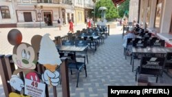 Вільні столики у кафе в Феодосії під час туристичного сезону 2022 року, Крим