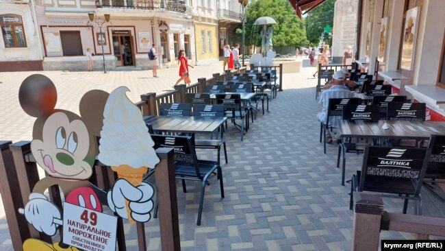 Вільні столики у кафе в Феодосії під час туристичного сезону 2022 року, Крим