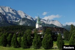 Castelul Schloss Elmau din Bavaria, unde cancelarul german Olaf Scholz găzduiește summit-ul G7, Garmisch-Partenkirchen, Germania, 26 iunie 2022.