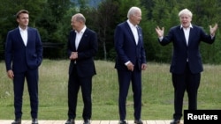 Президент Франции Эммануэль Макрон, канцлер Германии Олаф Шольц, премьер-министр Великобритании Борис Джонсон и президент США Джо Байден на саммите «Группы семи» (G7)