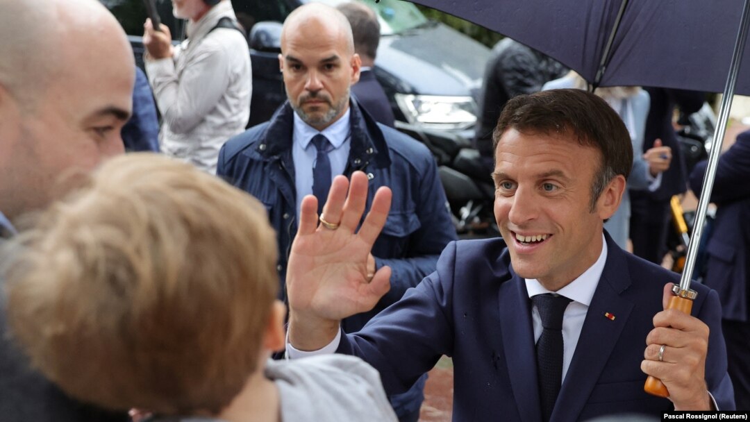 Președintele francez Emmanuel Macron își salută susținătorii, după votul din al doilea tur al alegerilor parlamentare franceze, în Le Touquet-Paris-Plage, 19 iunie 2022.