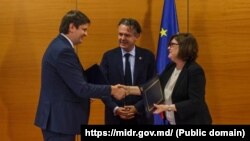 Vicepremierul Andrei Spînu și comisarul european Adina Vălean au semnat, la Lyon, acordul privind liberalizarea transportului de mărfuri cu UE 