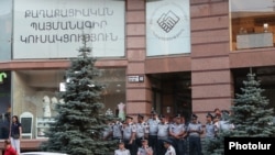 Armenia - Riot police guard the entrance to the headquarters of the ruling Civil Contract party in Yerevan, June 20, 2022.