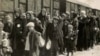 Прибуття потягу із закарпатськими євреями до нацистського концтабору Аушвіц. 1944 рік (фото Яд Вашем)