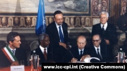 Зліва направо: мер Рима Франческо Рутеллі, генеральний секретар ООН Кофі Аннан, міністр закордонних справ Італії Ламберто Діні підписують Римський статут на дипломатичній конференції ООН, який був ухвалений 17 липня 1998 року 