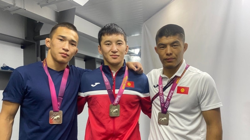 Күрөш: Кыргызстандык үч балбан жаштар арасында Азия чемпиону болду