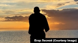 Егор Лесной на озере Иссык-Куль