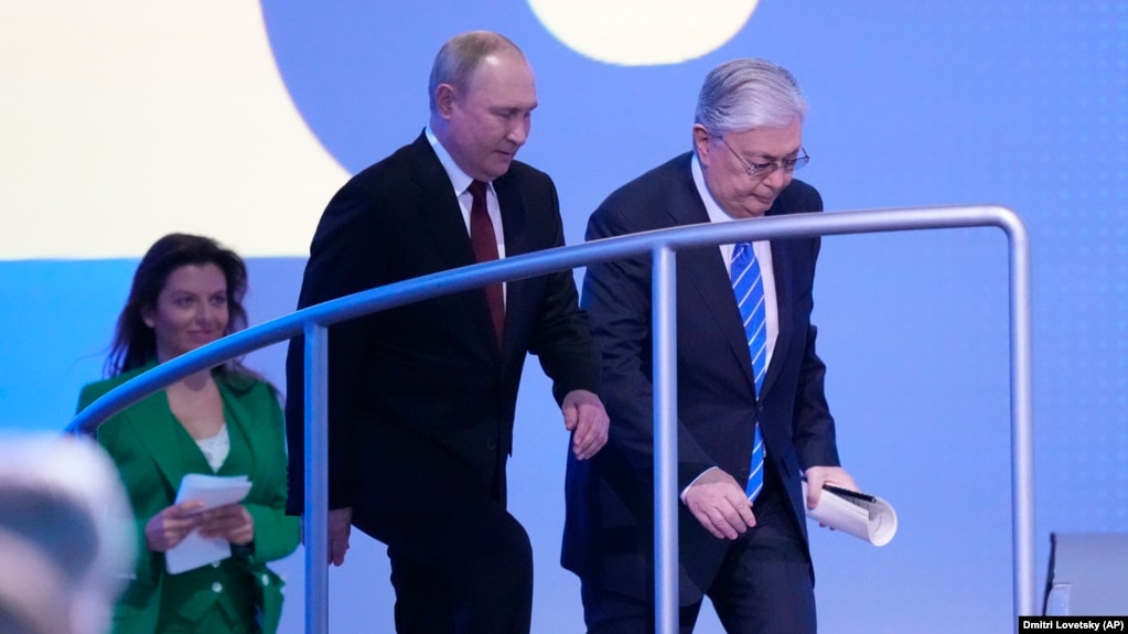 Sankt-Peterburgtegi halıqaralıq ekonomika forumı törine şığıp kele jatqan Qazaqstan prezidenti Qasım-Jomart Toqaev (oñ jaqta) pen Resey prezidenti Vladimir Putin. 17 mausım 2022 jıl.