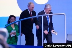 Президент России Владимир Путин и президент Казахстана Касым-Жомарт Токаев выступили на одной сцене на форуме в Санкт-Петербурге в июне 2022-го