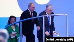 Про це Касим-Жомарт Токаєв (праворуч) заявив на Петербурзькому міжнародному економічному форумі, де був присутній президент Росії Володимир Путін. Петербург, 17 червня 2022 року