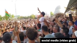 Каракалпакстанские протесты на западе Узбекистана. Кадр видео из социальных сетей от 3 июля 2022 года.