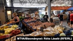Vásárlók és árusok a budapesti Bosnyák téri Vásárcsarnok szabadtéri piac részén 2022. július 2-án