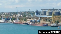 Два балкера род погрузкой у зернового терминала в Севастопольской бухте, иллюстрационное фото 