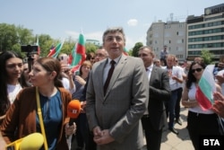  Лидерът на Движение за права и свободи и негови съпартийци се разходиха из антиправителствения митинг пред Народното събрание. 