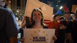 Több tízezren tüntettek Tbilisziben az ország uniós csatlakozásáért
