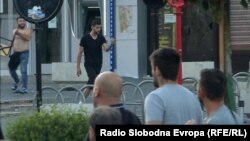 Протести во Скопје за отфралње на францускиот предлог, инциденти кај споменикот Скендербег