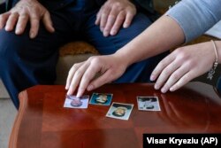 Fotografitë e katër djemve të zhdukur në luftë të familjes Hasani.