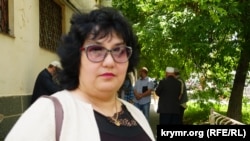 Крымский адвокат Сафие Шабанова у здания Центрального районного суда Симферополя