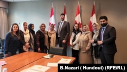 شماری از زنان عضو پارلمان پیشین افغانستان با شان فریزر وزیر امور مهاجرین کانادا 