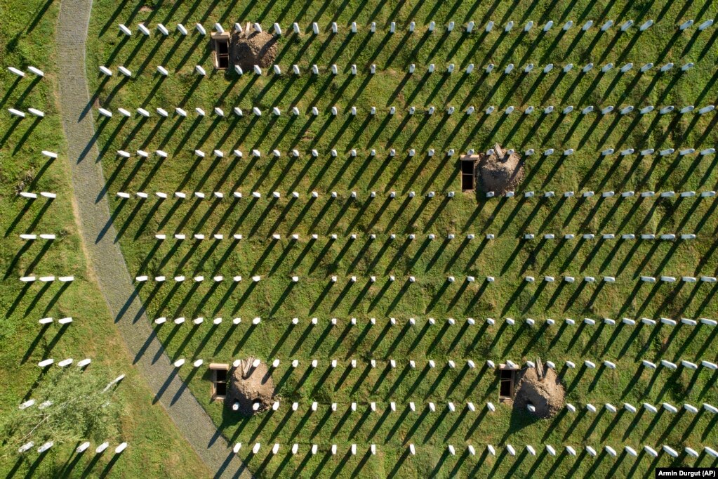 Pamje nga ajri e Qendrës Përkujtimore të Gjenocidit të Srebrenicës dhe e varreve të hapura në Potoçari.