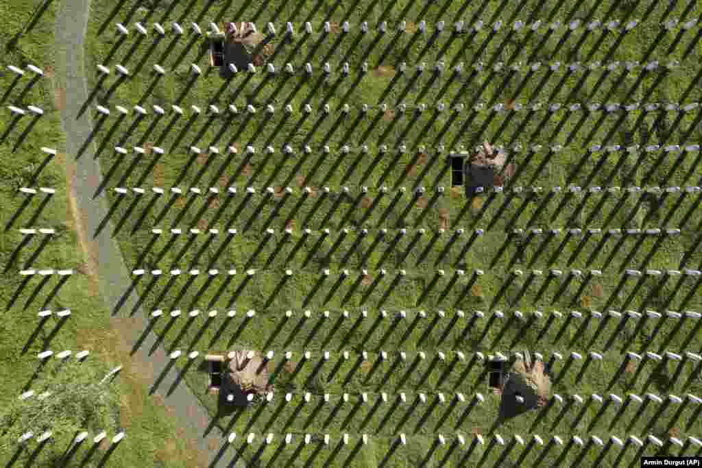 Légifelvétel a srebrenicai népirtás emlékközpontjáról az újonnan ásott sírokkal.&nbsp;Potočari, Bosznia, 2022.&nbsp;július 10. &nbsp;