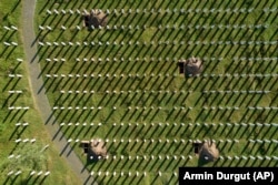 Pogled iz vazduha na Memorijalni centar u Srebrenici i novoiskopane grobnice u Potočarima, Bosna i Hercegovina, 10. juli 2022.