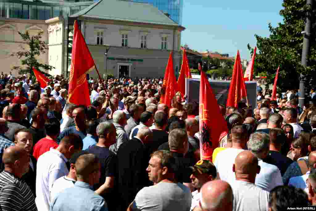 Në rast se miratohet edhe në leximin e dytë ashtu siç është, veteranët do të vazhdojnë të marrin pension në vlerë 170 euro.