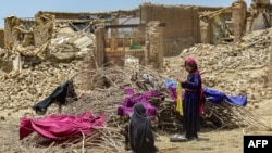 اعضای یک خانواده در یکی از مناطق زلزله زده در جنوبشرق افغانستان 