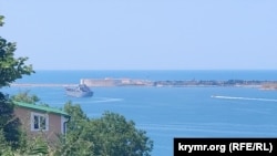 Большой десантный корабль проекта 1171 «Тапир» выходит из Севастопольской бухты