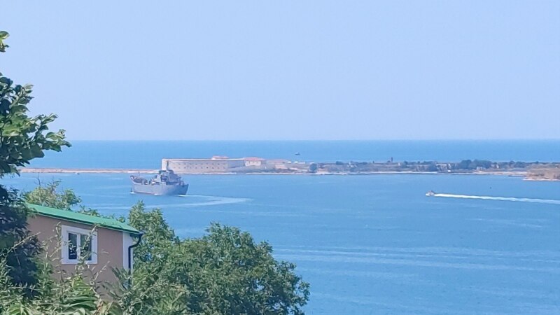 Из Севастополя в море вышел старый десантный корабль, не покидавший бухту с апреля (+фото)