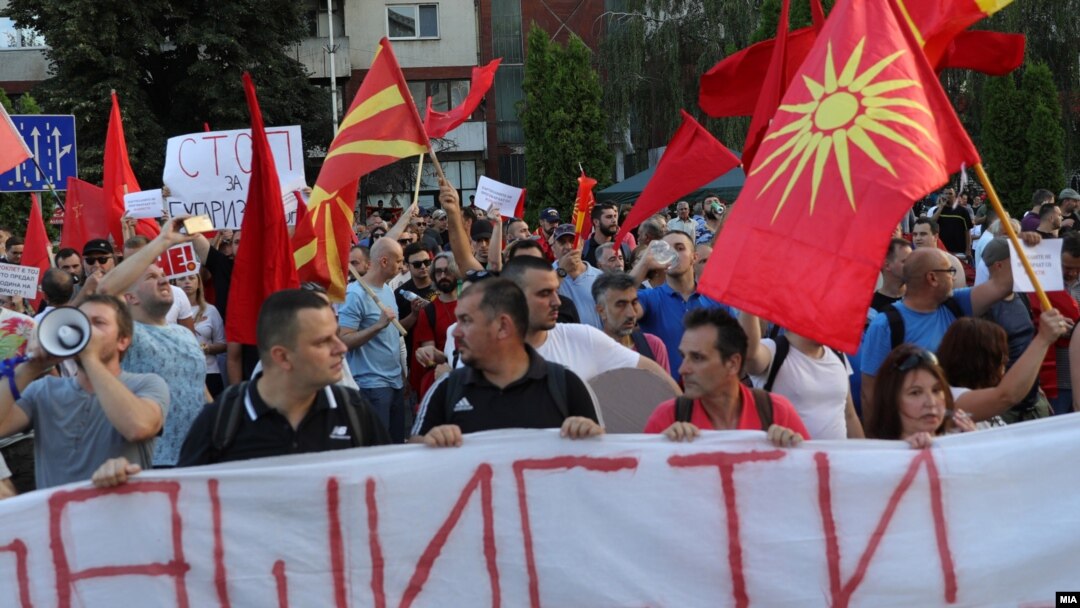 Фотографија од протестите против францускиот предлог