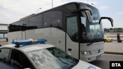 Първият автобус с руските дипломати и служители пристигна на летището около 13.15 ч.