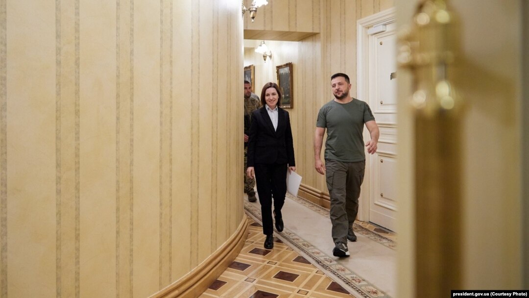 Volodimir Zelenski, președintele Ucrainei, spune că a avertizat-o pe Maia Sandu, președinta R. Moldova, despre un plan de distrugere a țării interceptat de la serviciile secrete rusești. 