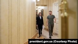 Volodimir Zelenski, președintele Ucrainei, spune că a avertizat-o pe Maia Sandu, președinta R. Moldova, despre un plan de distrugere a țării interceptat de la serviciile secrete rusești. 