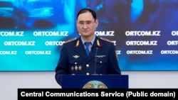 Ішкі істер вице-министрі Санжар Әділов журналистердің сұрақтарына жауап беріп тұр. 2022 жыл.