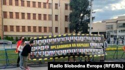 Transparent sa slikama vladajućih poslanika i natpisom "izdajnici naroda" na protestu u Skoplju, 6. jul 2022.