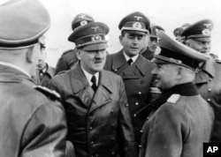 Адольф Гітлер у атачэньні кіраўнікоў нацыстоўскага войска