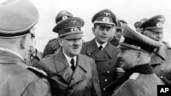 Адольф Гитлер (в центре)