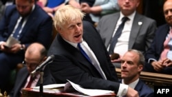 Kérdésekre válaszol Boris Johnson kormányfő a parlament alsóházában Londonban 2022. július 6-án
