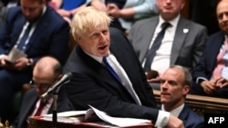 Premierul Marii Britanii, Boris Johnson, a anunțat că își va depune mandatul de lider al partidului său, Conservator, după valul de demisii din Guvern și de solicitări în acest sens.