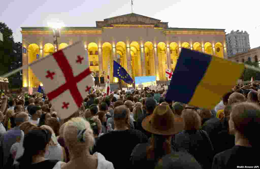 Zeci de mii de manifestanţi au mărşăluit luni seara la Tbilisi, capitala Georgiei, cerând aderarea la Uniunea Europeană.&nbsp; &nbsp;