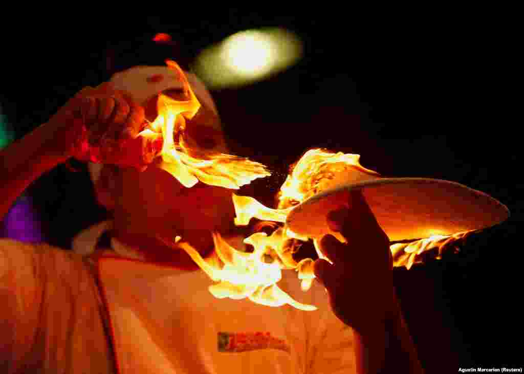 Maximiliano Mieres, šampion Argentinskog prvenstva u pravljenu pizze 2021. godine, pali tijesto na kulinarskom prvenstvu u Buenos Airesu, Argentina, 7. juni 2022.